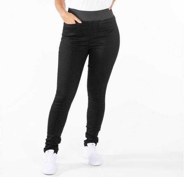 Arbetsbyxa dam Ladies Stretch Jeans svart på modell med hand i framficka.